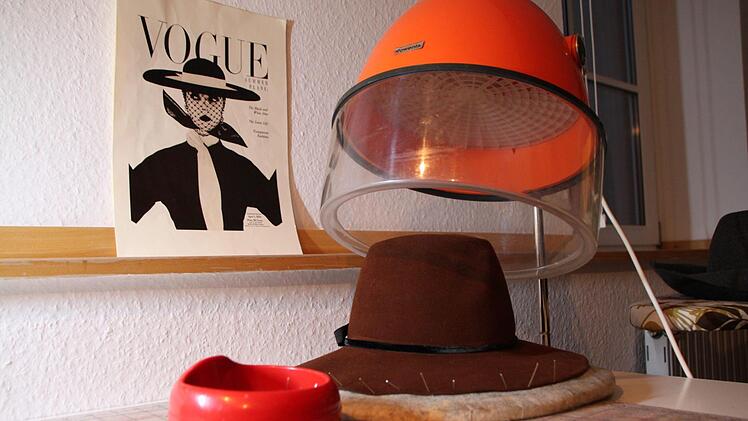 Und ab geht's unter die Trockenhaube (hier ein anderes Modell). Foto: Ulrike Müller