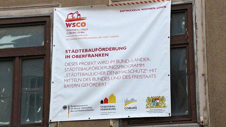 Mit diesem Transparent weist die Wohnbau an den Häusern Ketschengasse 30 und 32 auf die Städtebauförderung hin. Foto: Ulrike Nauer