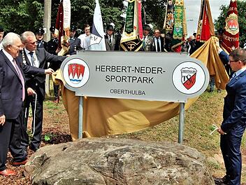 Schirmherr und Altbürgermeister Gerhard Adam (von links), der heutige Bürgermeister Gotthard Schlereth und TSV-Vorsitzender Matthias Hüttl enthüllen das neue Namensschild. Foto: Sigismund von Dobschütz