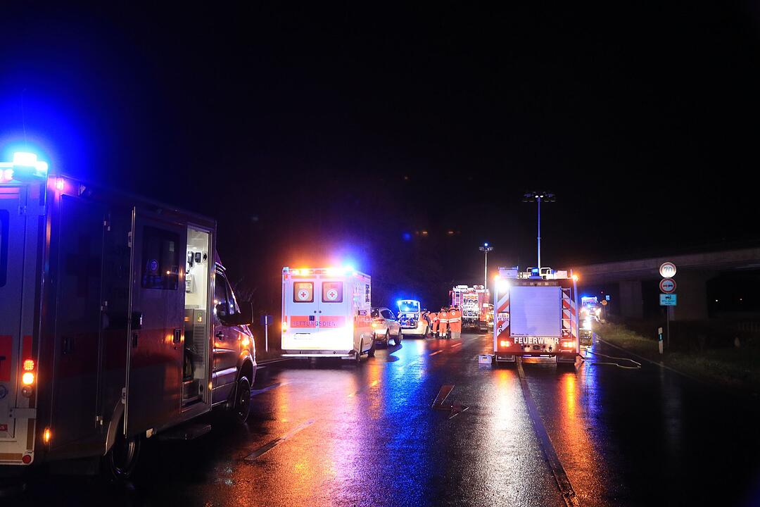 Schwerer Unfall auf der B4 bei Kemmern (Kreis Bamberg) mit zwei schwer verletzten Kindern
