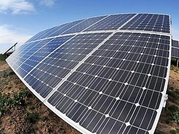 Mit 16:5 haben die Gemeinderäte die Einleitung eines Bebauungsplans "Solarpark Friesen" plus der dafür nötigen Änderung des Flächennutzungsplans gebilligt.  Symbolbild: Matthias Rietschel/dapd