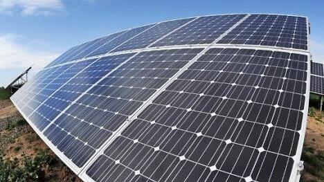 Mit 16:5 haben die Gemeinderäte die Einleitung eines Bebauungsplans "Solarpark Friesen" plus der dafür nötigen Änderung des Flächennutzungsplans gebilligt.  Symbolbild: Matthias Rietschel/dapd