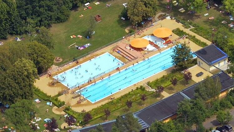 Das Gaustadter Freibad aus der Vogelperspektive Archivbild: Ronald Rinklef