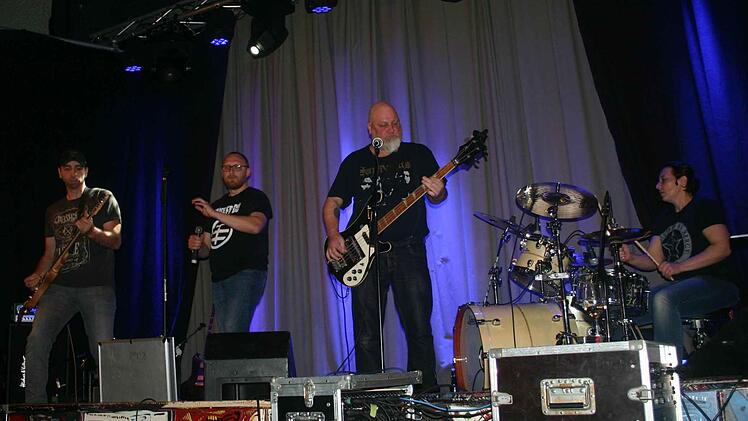 Die Band "Kein Zu3ritt" aus Hofheim und Höchstadt ließ den Kinosaal durch ihren harten Rock beben.Monika Schraut