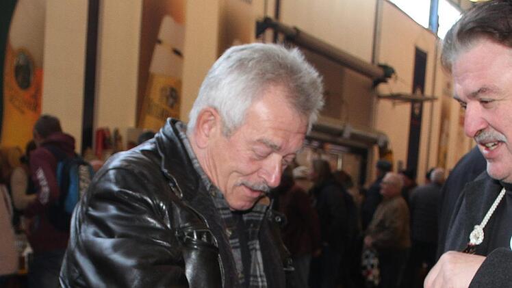 Landrat Klaus Peter Söllner verkaufte Lose.Sonny Adam