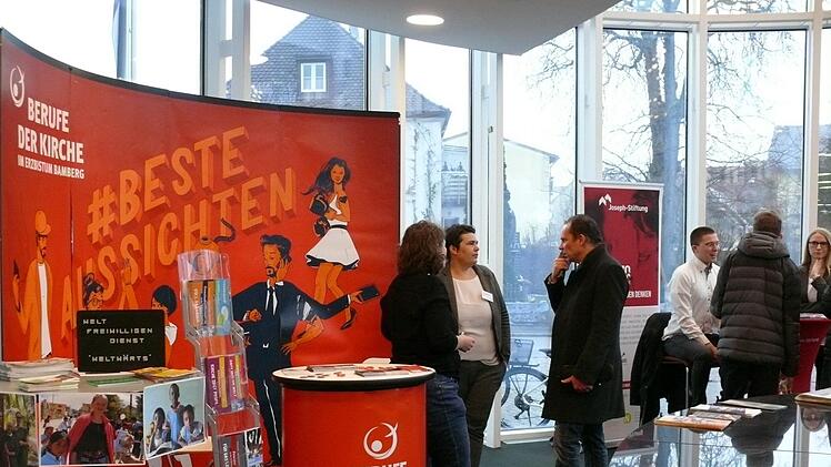 An rund 90 Ständen konnten sich junge Menschen informieren, welcher Ausbildungsweg für sie infrage kommt.