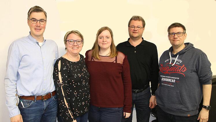 Neuwahlen standen beim Musikverein Oerlenbach  an (von links): Vorsitzender Hubert Kuhn,  stellvertretende Vorsitzende Martina Straub, Schriftführerin Franziska  Distler, Kassier Andreas Kiesel und der Geschäftsführer der  Trachtenkapelle, Marcel Distler. Foto: Dieter Britz