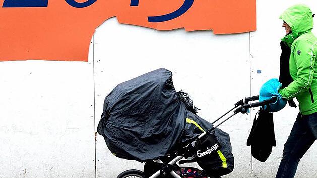 Obernburg: Bewusstloser Autofahrer verursacht Unfallserie: Baum st&uuml;rzt auf Kinderwagen