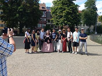 Touristen vertrauen einander: Da wird die Kamera einem Fremden in die Hand gedrückt, damit die ganze Gruppe aufs Foto mit Birgit Jäckel-Beck im Kostüm von Queen Victoria kann.