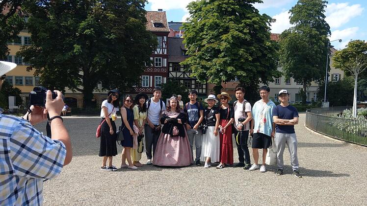 Touristen vertrauen einander: Da wird die Kamera einem Fremden in die Hand gedrückt, damit die ganze Gruppe aufs Foto mit Birgit Jäckel-Beck im Kostüm von Queen Victoria kann.