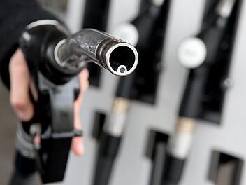 An den meisten Tankstellen in Deutschland sind die Preise für "E10" angestiegen. Symbolfoto: Franziska Kraufmann/dpa