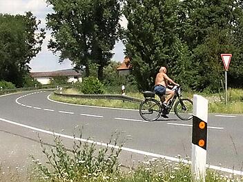 Hier müssen die Fahrradfahrer aus Lahm und Bad Staffelstein die Bundesstraße kreuzen, um wieder auf den Fahrradweg in Richtung Bamberg zu kommen. Da es hier sehr gefährlich ist, fordert der Verband für Wohneigentum Itzgrund, auf der B 4 ein Tempolimit.  Foto: Michael Stelzner