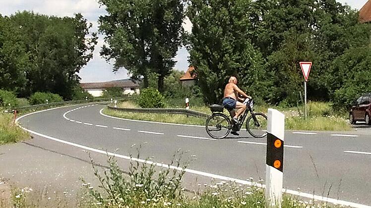 Hier müssen die Fahrradfahrer aus Lahm und Bad Staffelstein die Bundesstraße kreuzen, um wieder auf den Fahrradweg in Richtung Bamberg zu kommen. Da es hier sehr gefährlich ist, fordert der Verband für Wohneigentum Itzgrund, auf der B 4 ein Tempolimit.  Foto: Michael Stelzner