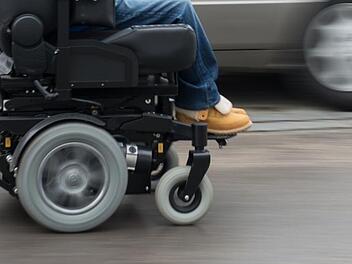 Mann (92) stürzt mit Rollstuhl in Nürnberg und verstirbt