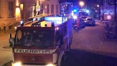 Polizei und Rettungskräfte mussten am Samstagabend zu einem Unglücksfall am Kronacher Bahnhof ausrücken. Die beiden am "Bahnunfall" Beteiligten kamen ums Leben, die Ermittlungen laufen. Foto: Feuerwehr Kronach