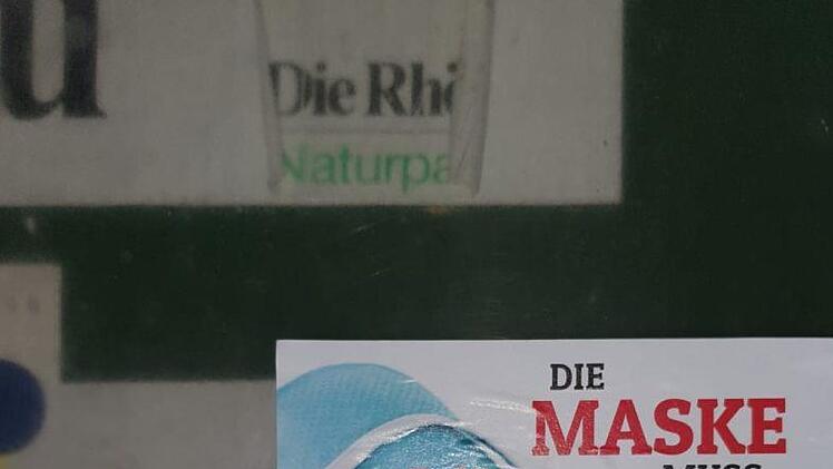"Die Maske muss weg", ist auf diesem Aufkleber zu lesen. Foto:  Martina Kirchner.
