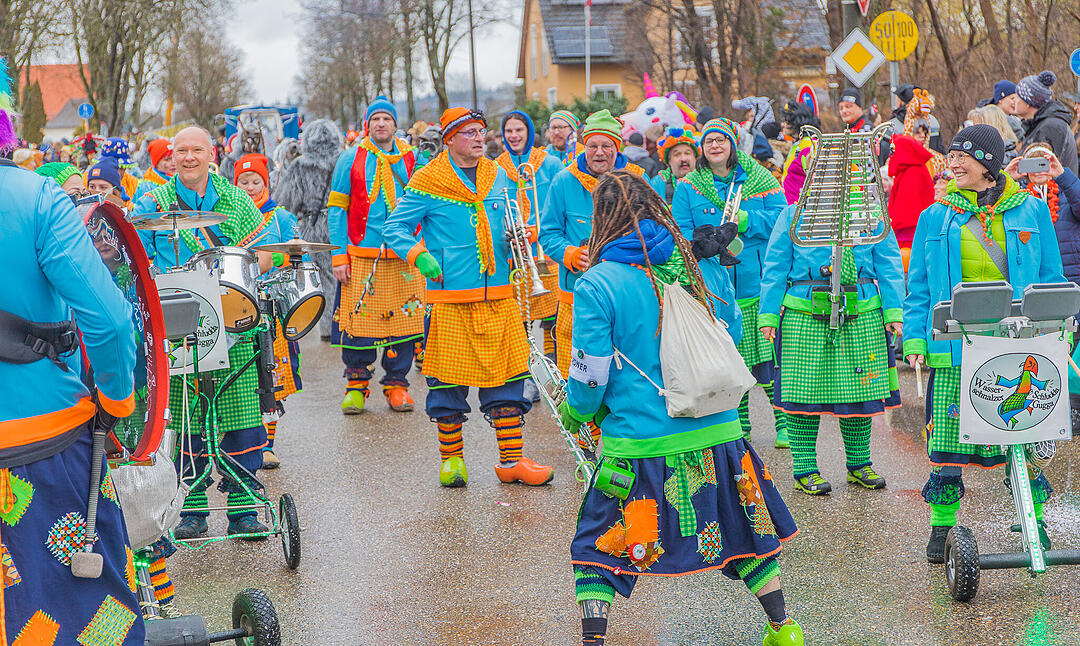 Buntes Faschingstreiben begeistert groß und klein.