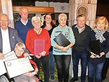 Zahlreiche Mitglieder des Vereins „Natur & Freizeit Thurnau“ wurden bei der Jahreshauptversammlung für ihre langjährige Vereinstreue geehrt. Links Vorsitzender Gerhard Buberl und Dritter von links stellvertretender Bürgermeister Hans-Friedrich Hacker