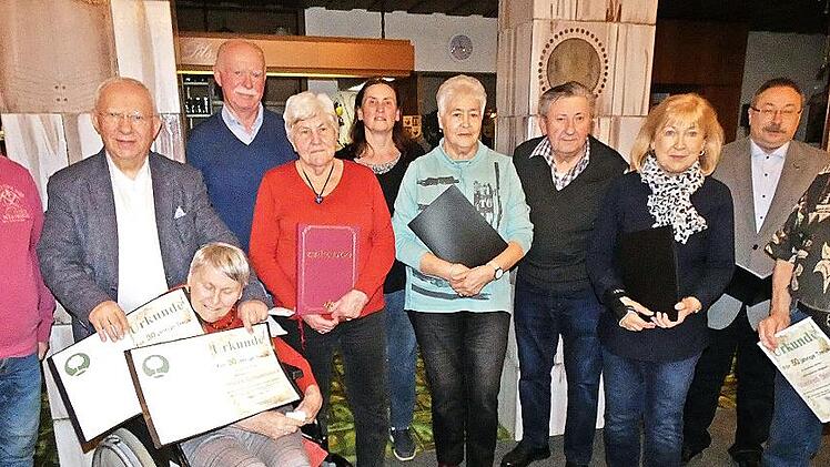 Zahlreiche Mitglieder des Vereins „Natur & Freizeit Thurnau“ wurden bei der Jahreshauptversammlung für ihre langjährige Vereinstreue geehrt. Links Vorsitzender Gerhard Buberl und Dritter von links stellvertretender Bürgermeister Hans-Friedrich Hacker