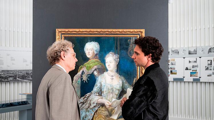 Historisch und wertvoll: Vincent Ross (Andr&eacute; Kaczmarczyk, rechts) will von Museumschef Henrik Feldmann (Thomas Bading) wissen, was es mit den Urspr&uuml;ngen des Schmucks der Familie Stolzenburg auf sich hat.