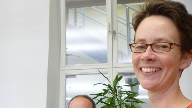 Petra Rauh bekommt von Bürgerbüro-Mitarbeiter Thomas Besand ihre Briefwahlunterlagen überreicht. Foto: Katharina Müller-Sanke