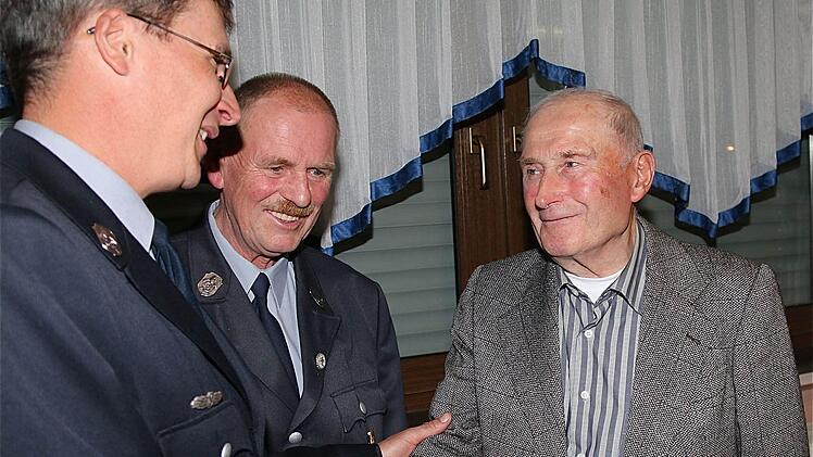 Andreas Schmitt und Wolfgang Brust gratulieren Walter Jungnickel.