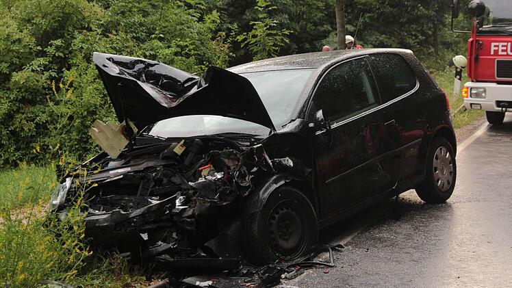 Zwischen Zeegendorf und Teuchatz im Landkreis Bamberg hat sich ein schwerer Autounfall ereignet. Bei einem Frontalzusammenstoß ist eine Person nach Angaben der Rettungskräfte lebensgefährlich verletzt worden. Der Rettungshubschrauber war im Einsatz. Foto: Ferdinand Merzbach