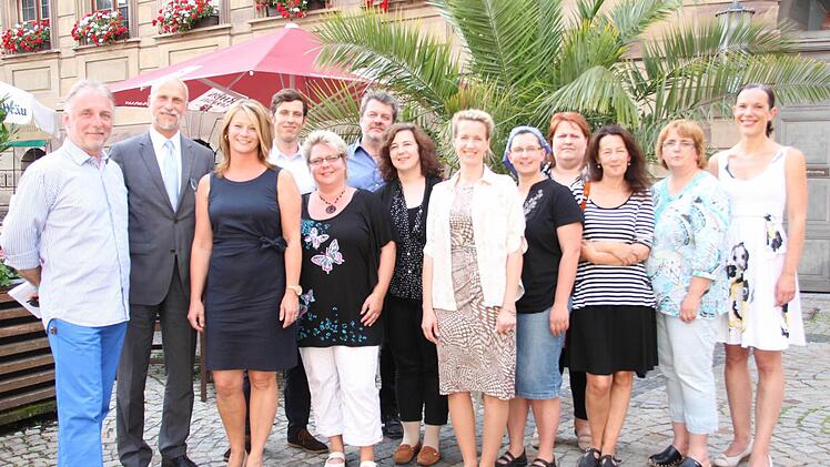 Der neue Familienbeirat der Stadt Bad Kissingen mit Oberbürgermeister Kay Blankenburg (2. von links): Thomas Heinrich (2. Vorsitzender), Kirsten Piening (1. Vorsitzende), David Rybak (Jugendreferent), Anja Gröschel (Schriftführerin), Johannes Hoffmann, Katja Fleischmann, Romana Sykora, Susanne Weber, Ulrike Kiesel, Andrea-Dawn Haensch, Conny Dittrich und Verena Grom.  Foto: Carmen Schmitt
