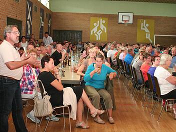 Fast 400 Aschbacher waren zur Bürgerversammlung gekommen, und viele von ihnen ergriffen in der sachlichen Diskussion auch das Wort. Foto: Evi Seeger