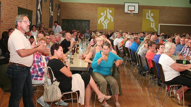 Fast 400 Aschbacher waren zur Bürgerversammlung gekommen, und viele von ihnen ergriffen in der sachlichen Diskussion auch das Wort. Foto: Evi Seeger