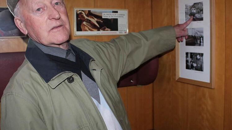 Heinz Barnickel zeigt in einem Abteil des Interzonenzugs auf eine Lok, die er einst gefahren hat.