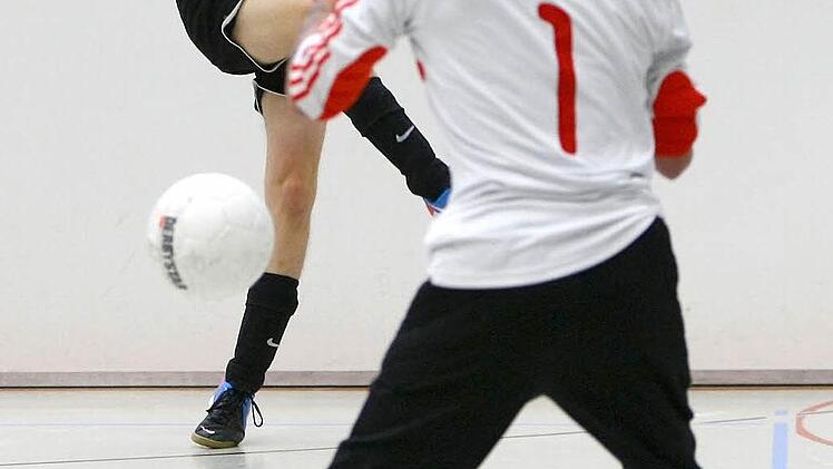 Der VfR Katschenreuth (links Jim Knopf) schlug in der Vorrunde den SV Motschenbach (rechts Torwart Jeffrey Stark) mit 4:0.