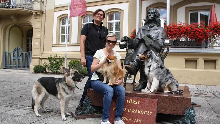Hundepsychologin Manuela Lieflaender und Tierärztin Christina Schulte-Lohgerber haben sich gemeinsam mit ihren Hunden Samy, Hailey und Fee in Bad Kissingen umgesehen. Foto: Ralf Ruppert