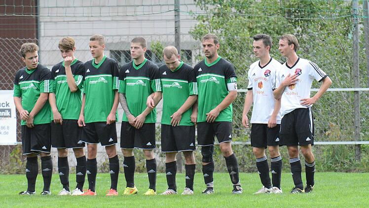 Haarder Mauer + zwei Spieler des TSV Rothhausen/Thundorf. Foto: ssp