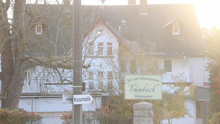 Es müsste viel gemacht werden an der alten Villa, meint Annette Limpert. Noch einmal etwas ganz anderes? Dafür hat die 52-Jährige keine Kraft mehr. Die Kurpension Trümbach wird nach fast 100 Jahren im Familienbesitz verkauft. 1996 hatte das Sanatorium 10 000 Übernachtungen pro Jahr. Foto: Carmen Schmitt