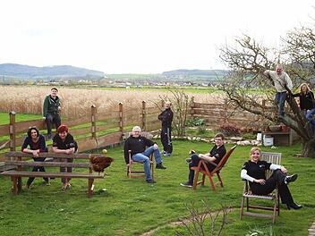 Die aktiven Schauspieler der Theatergruppe (von links): Steffi Weberpals, Christoph Fritscher, Anne Zapf, Stefan Bornschlegel, Thomas Kempf, Neuzugang Felix Bornschlegel, Annabell Schrenker und im Baum Dieter Lohneis und Carolin Nüßlein Foto: privat