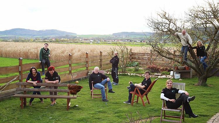Die aktiven Schauspieler der Theatergruppe (von links): Steffi Weberpals, Christoph Fritscher, Anne Zapf, Stefan Bornschlegel, Thomas Kempf, Neuzugang Felix Bornschlegel, Annabell Schrenker und im Baum Dieter Lohneis und Carolin Nüßlein Foto: privat