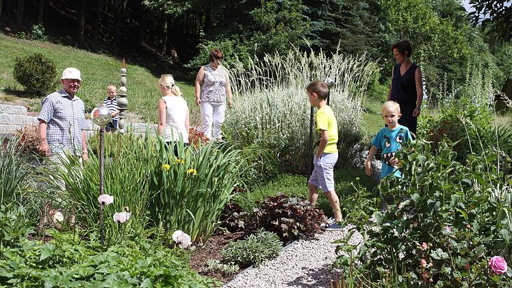 Gleich mehrere Generationen fühlen sich im Garten der Familie Krischke in Ottendorf wohl. Foto: Michael Wunder