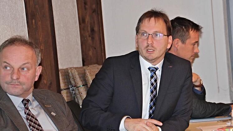 Bürgermeister Wolfram Thein (Mitte) bei seinem "Blick zurück." Links 2. Bürgermeister Harald Deringer und rechts Geschäftsleiter Rene Schäd. Foto: Helmut Will