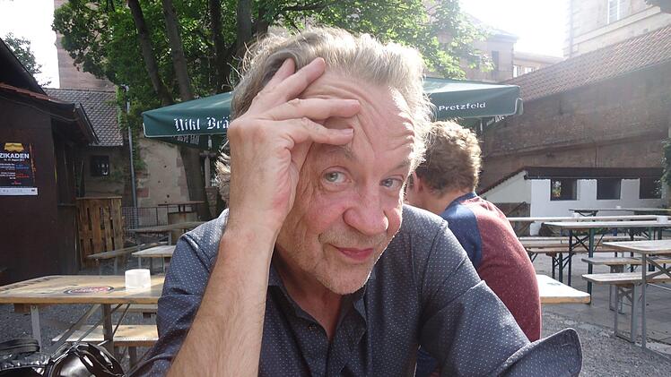 Elmar Tannert betrachtet das Leben mit skeptischem Blick.  Foto: Tessa Korber