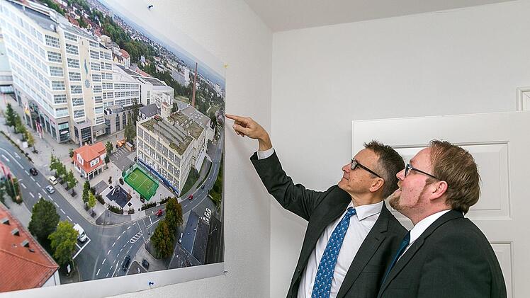 "Da soll der neue Uni-Campus hin." Matthias Kaiser, Geschäftsführer des "Life Science Campus Kulmbach" (rechts),  und der designierte Gründungsdekan der Fakultät, Stephan Clemens, betrachten sich den ehemaligen Güterbahnhof und die alte Spinnerei auf einem Luftbild.Tina Endres/Uni Bayreuth