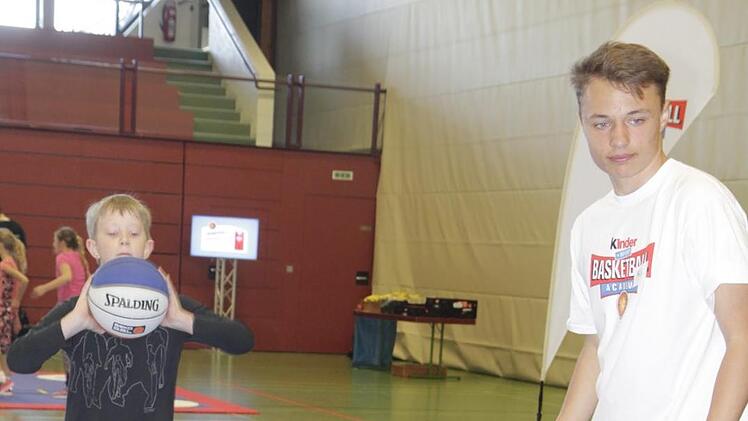 Der Staffelsteiner Jugendtrainer Nils Erhard (rechts) korrigiert einen Schüler beim Passen.  Foto: Udo Schilling