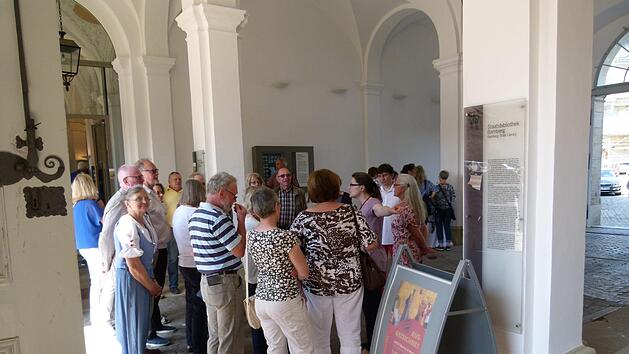 Zahlreiche Interessierte versammelten sich auch zur F&uuml;hrung in der Staatsbibliothek  in der Neuen Residenz. Alle Fotos: Marion Kr&uuml;ger-Hundrup
