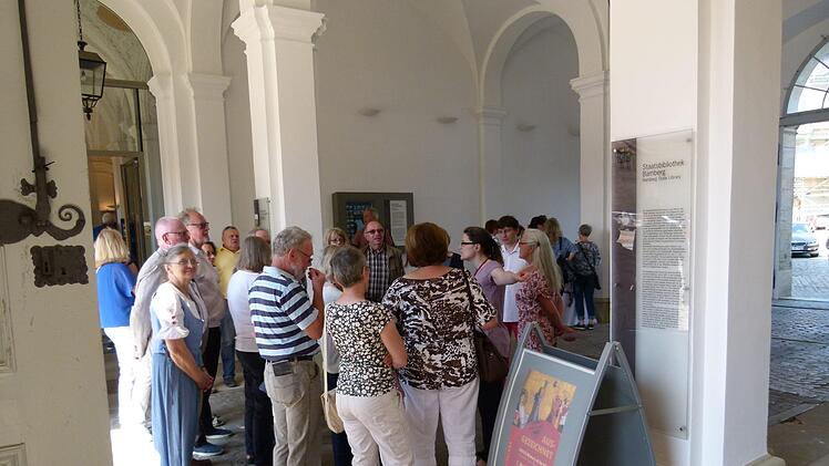 Zahlreiche Interessierte versammelten sich auch zur Führung in der Staatsbibliothek  in der Neuen Residenz. Alle Fotos: Marion Krüger-Hundrup