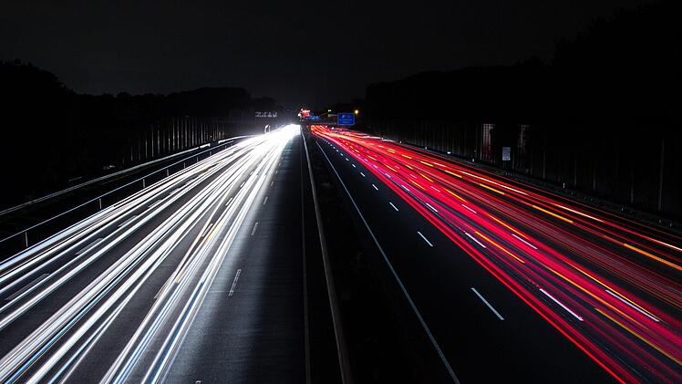Mit quietschenden Reifen und stark &uuml;berh&ouml;hter Geschwindigkeit raste ein 29-J&auml;hriger am Samstag &uuml;ber die A70 bei Schweinfurt. Die Polizei verfolgte den Mann und stoppte ihn schlie&szlig;lich bei Werneck.  Symbolbild: pixabay/Tobias-Steinert
