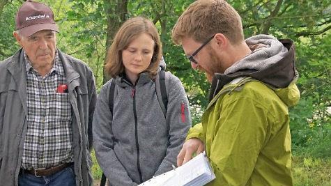 Achim Müller erläuterte den Teilnehmern Porträts von markanten Bäumen und Baumgruppen im Raum Niederau/Unterneuses, erstellt im Rahmen des Projekts "fränkisch verwurzelt".