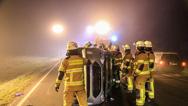 Im Landkreis Lichtenfels hat sich in der Nacht von Samstag auf Sonntag ein schwerer Unfall ereignet. Auf der B289 erfasste eine 78-J&auml;hrige  einen betrunkenen 20-J&auml;hrigen mit ihrem Wagen.  Foto:  Merzbach / News5