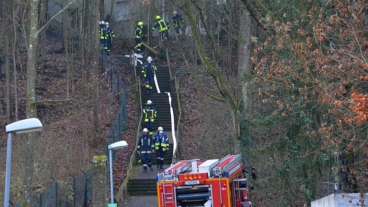 Mangels nahem Hydranten war eine lange Schlauchleitung notwendig. Etwa eine Stunde dauerte der Einsatz. Foto: Peter Rauch