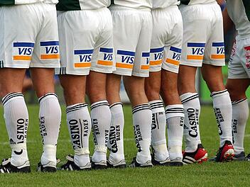 Im österreichischen Fußball, wie hier beim Erstligisten Rapid Wien, ist Werbung auf Hosen schon lange üblich. Künftig ist sie auch in Bayern erlaubt.  Foto: Pius Koller, Imago