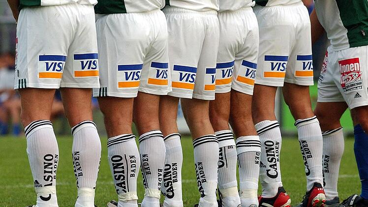 Im österreichischen Fußball, wie hier beim Erstligisten Rapid Wien, ist Werbung auf Hosen schon lange üblich. Künftig ist sie auch in Bayern erlaubt.  Foto: Pius Koller, Imago